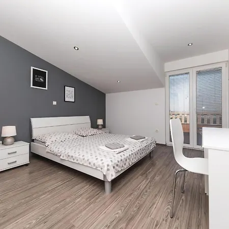 Feriehus Six-bedroom In Kastel Sucurac With Sea View Kaštela