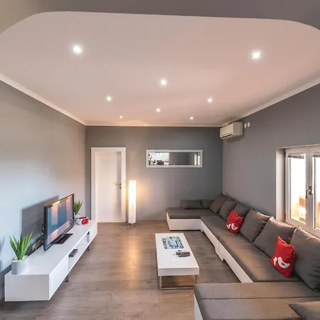 Six-bedroom In Kastel Sucurac With Sea View Kaštela