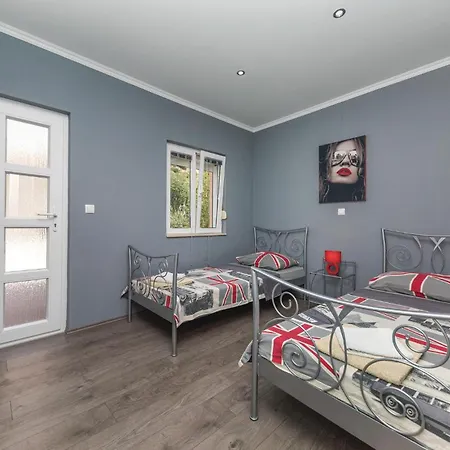 Six-bedroom In Kastel Sucurac With Sea View * Kaštela