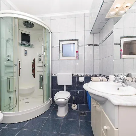 Six-bedroom In Kastel Sucurac With Sea View Kaštela