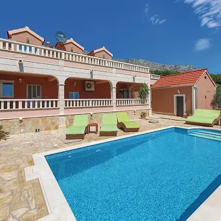 Feriehus Six-bedroom In Kastel Sucurac With Sea View Kaštela