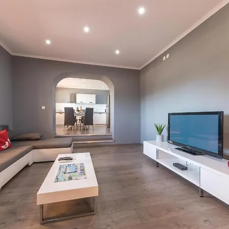 Six-bedroom In Kastel Sucurac With Sea View *