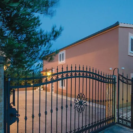 Six-bedroom In Kastel Sucurac With Sea View Kaštela