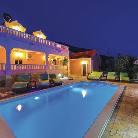 Six-bedroom In Kastel Sucurac With Sea View * Kaštela