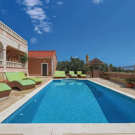 Feriehus Six-bedroom In Kastel Sucurac With Sea View Kaštela
