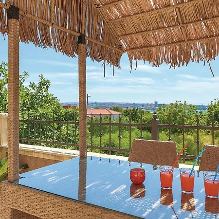 Six-bedroom In Kastel Sucurac With Sea View Kaštela
