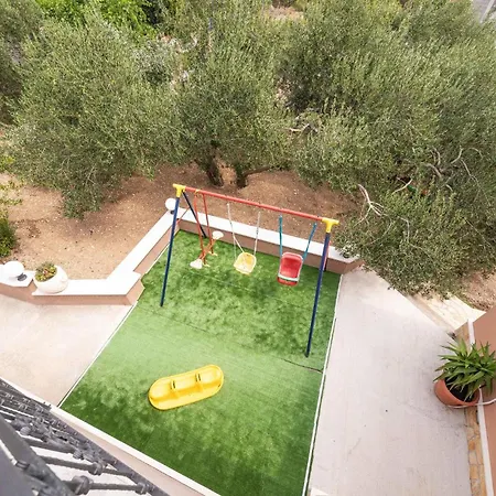 Feriehus Six-bedroom In Kastel Sucurac With Sea View Kaštela