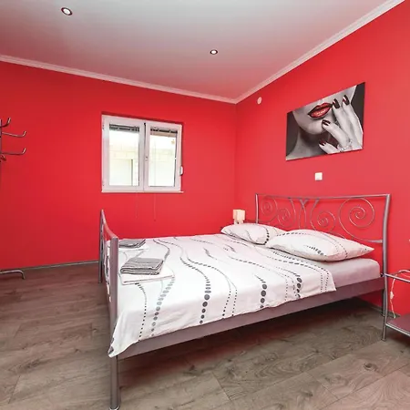 Six-bedroom In Kastel Sucurac With Sea View Feriehus *