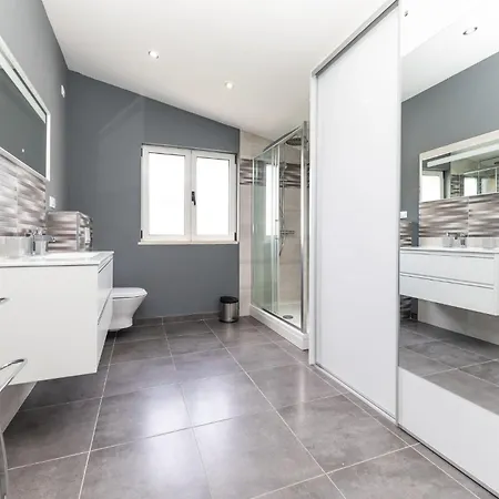 Six-bedroom In Kastel Sucurac With Sea View Feriehus
