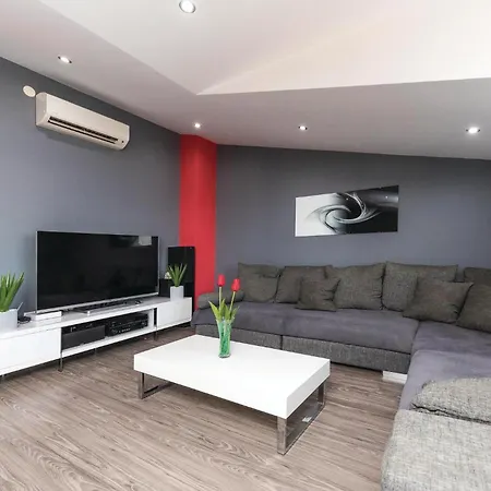 Six-bedroom In Kastel Sucurac With Sea View Feriehus