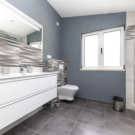 Feriehus Six-bedroom In Kastel Sucurac With Sea View