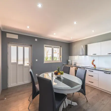 Six-bedroom In Kastel Sucurac With Sea View * Kaštela