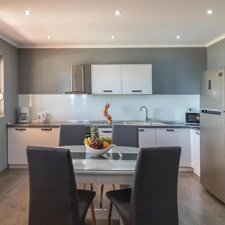 Six-bedroom In Kastel Sucurac With Sea View * Kaštela