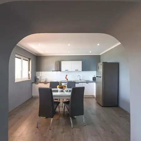 Six-bedroom In Kastel Sucurac With Sea View Feriehus