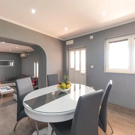 Six-bedroom In Kastel Sucurac With Sea View Feriehus Kaštela