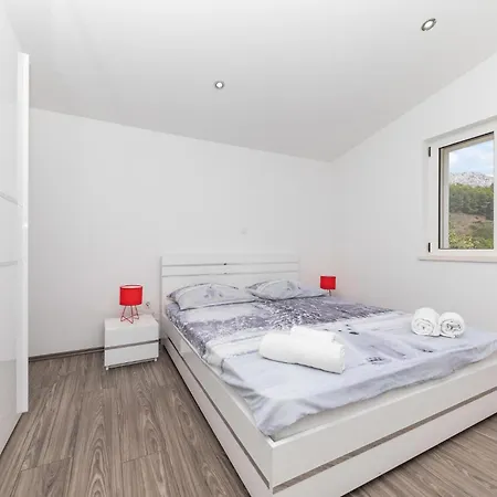 Feriehus Six-bedroom In Kastel Sucurac With Sea View Kaštela