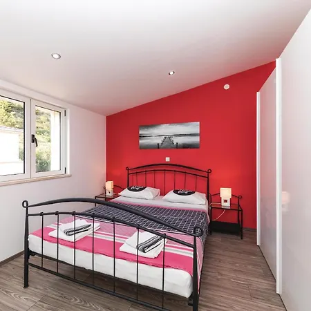 Six-bedroom In Kastel Sucurac With Sea View Kaštela