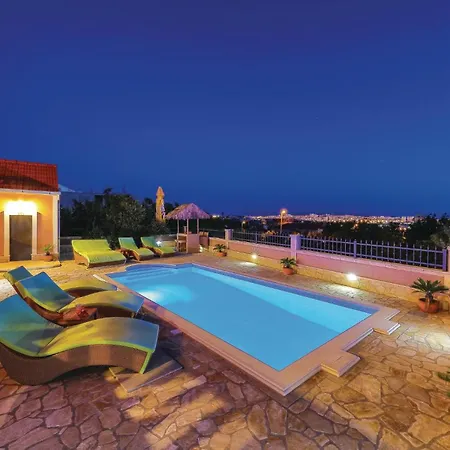 Six-bedroom In Kastel Sucurac With Sea View Feriehus *