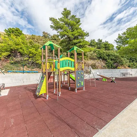 Six-bedroom In Kastel Sucurac With Sea View Feriehus